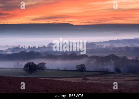 Die Aussicht vom Baildon Moor bei Sonnenuntergang, als Nebel füllt die Aire Valley am Eldwick, in der Nähe von Bradford, West Yorkshire Stockfoto