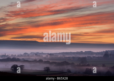 Sonnenuntergang, als Nebel füllt die Aire Valley am Eldwick, in der Nähe von Bradford, West Yorkshire Stockfoto