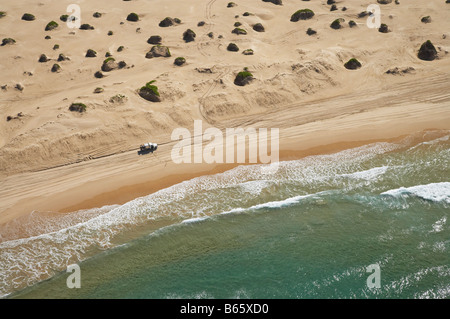 Four Wheel Drive Fahrzeug auf Stockton Beach Newcastle New South Wales Australien Antenne Stockfoto