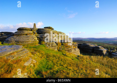 Frühen Morgenlicht am Bellever Tor auf Dartmoor in South Devon UK mit der Triangulation Säule auf dem Gipfel Stockfoto