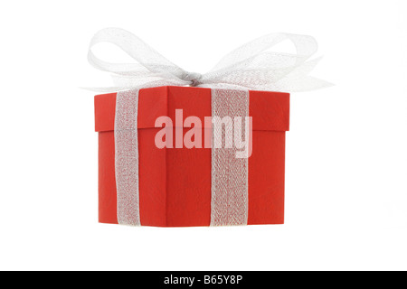 Roten Geschenk-Box mit weißer Schleife Band auf weißem Hintergrund Stockfoto