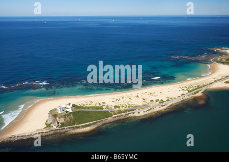 Nobbys Beach Nobbys Head und Bulk Kohle Schiffe warten Offshore für Platz im Hafen Newcastle New South Wales Australien Antenne Stockfoto