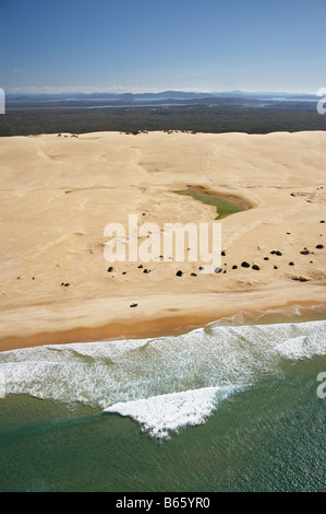 Four Wheel Drive Fahrzeug auf Stockton Beach Newcastle New South Wales Australien Antenne Stockfoto