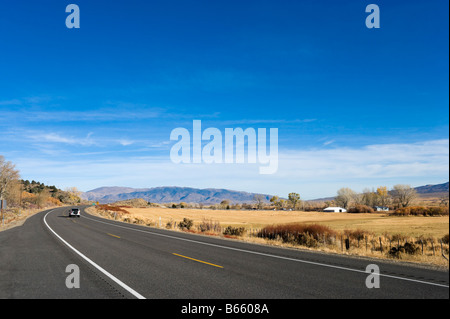 Auto auf US 395 in den Sierra Nevada Bergen südlich der Grenze zu Nevada State, California Stockfoto