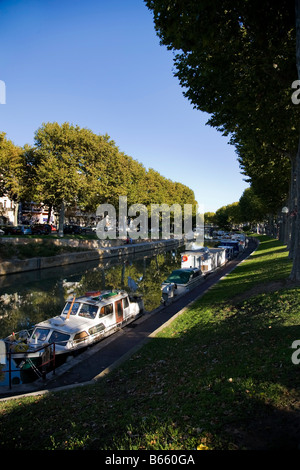 Vergnügen Sie Boote vertäut entlang dem Canal du Midi, Narbonne, Languedoc-Roussillon, Frankreich Stockfoto