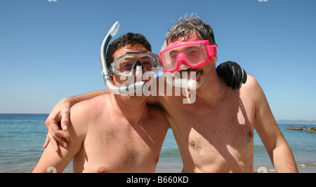 Zwei Männer sollen im Meer Schnorcheln gehen Stockfoto