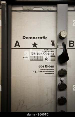 Kandidaten-Namen innerhalb einer Wahlkabine verwendet in der 2008 uns allgemeine Wahl in New York City-NY-USA 4. November 2008 Stockfoto