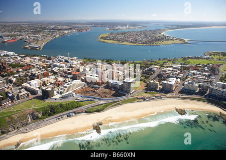 Newcastle Beach Newcastle und Newcastle Hafen New South Wales Australien Antenne Stockfoto