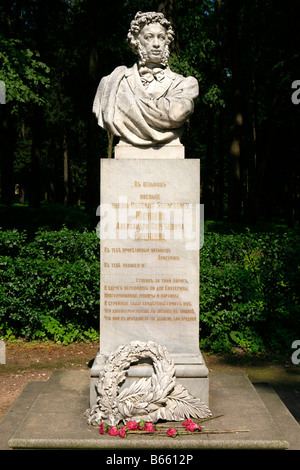 Statue von Russlands berühmtester Dichter Alexander Pushkin (1799-1837) in den Gärten des Palastes haben in der Nähe von Moskau, Russland Stockfoto