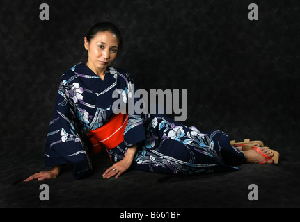 Japanische Frau in einem blauen Kimono Stockfoto