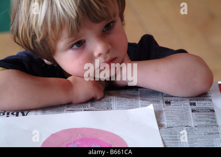 Kleiner Junge mit einem Bild aus Formen hergestellt Stockfoto