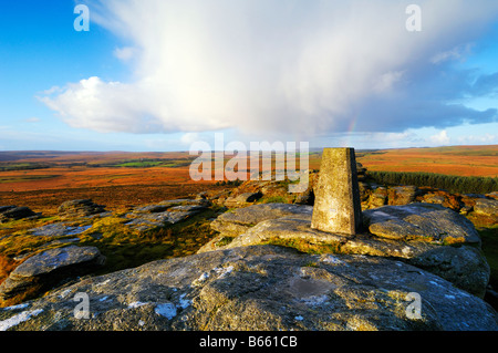 Frühen Morgenlicht am Bellever Tor auf Dartmoor in South Devon UK mit der Triangulation Säule auf dem Gipfel Stockfoto