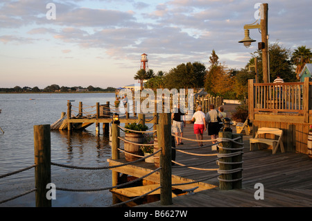 Lake Sumter Landing Boardwalk in der Abenddämmerung befindet sich in Zentral Florida Amerika USA Sumter Landung ist ein Teil des komplexen The Villages Stockfoto