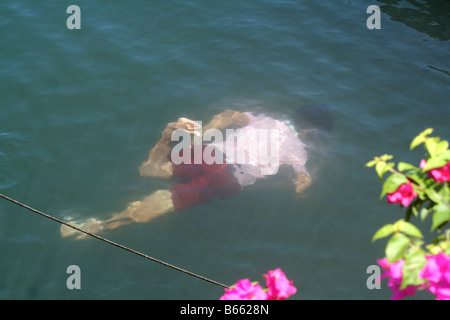 Ein Mann Undernieth das Wasser schwimmen Stockfoto