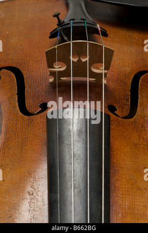 Details einer Geige auf schwarzem Hintergrund Stockfoto