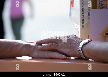 Nahaufnahme von älteren Ehepaar Hand in Hand. Stockfoto