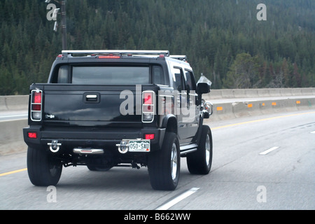 Einen großen schwarzen Hummer H2 SUV fahren auf der Autobahn Stockfoto