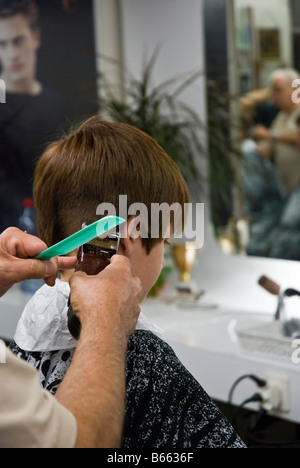 Kleiner Junge bekommen einen Haarschnitt Stockfoto