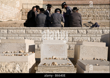 Israel Jerusalem Mount Of Olives Judenfriedhof Gruppe von orthodoxen Juden mit Gräbern in frgd Stockfoto