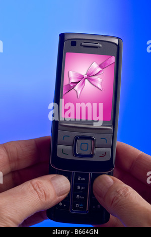 Nahaufnahme des Menschen senden von SMS-Nachricht auf dem Handy Stockfoto