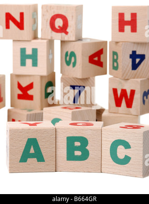 Die Buchstaben des Alphabets auf hölzerne Würfel gezeichnet Kinder s Spielzeug Stockfoto