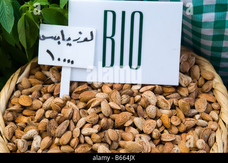 BIO Bio-Mandeln im Markt in Libanon, Naher Osten Stockfoto