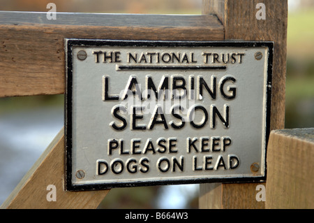 National Trust Lämmer Saison Schild am Derwentwater in der Nähe von Keswick im Lake District Cumbria UK Stockfoto