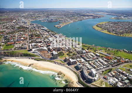 Newcastle Beach Newcastle und Newcastle Hafen New South Wales Australien Antenne Stockfoto