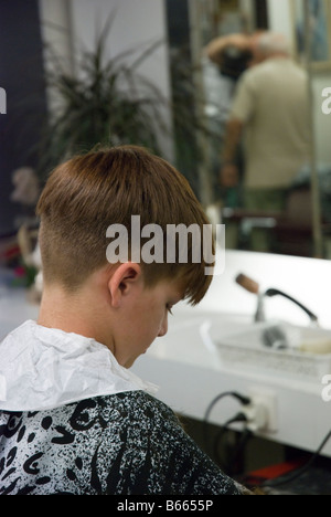 Kleiner Junge bekommen einen Haarschnitt Stockfoto