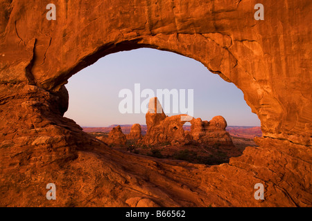 Turret Arch angesehen durch Nord Fenster Arches National Park in der Nähe von Moab Utah Stockfoto