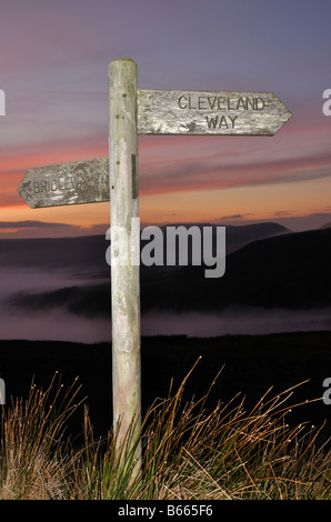 Cleveland Art Wegweiser bei Sonnenuntergang Clay Bank North York moors Stockfoto