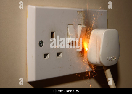 Ein Feuer in einem 13A 240V elektrische Stecker und Buchse. Stockfoto