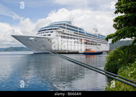 Kreuzfahrtschiff am Liegeplatz Stockfoto