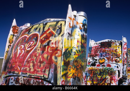 Cadillacs eingebettet im Feld Cadillac Ranch Amarillo Texas uns Stockfoto