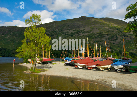 Segelboote gestrandet im Segelclub am Glenridding, Ullswater, Nationalpark Lake District, Cumbria, England UK Stockfoto