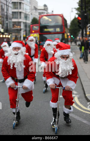 Weihnachtsmänner auf Rollern übernehmen s West End in London Verkehr kostenlos Shopping-Tag angekündigt für 6. Dezember 2008 starten Stockfoto