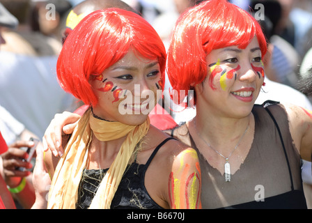 Junge Damen in bester Laune, dem chinesischen Neujahrsfest zu genießen. Stockfoto