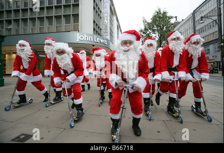 Weihnachtsmänner auf Rollern übernehmen s West End in London Verkehr kostenlos Shopping-Tag angekündigt für 6. Dezember 2008 starten Stockfoto