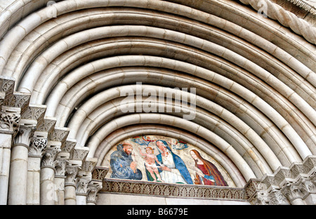 Portikus des 13. Jahrhundert Kirche von San Francesco della Scarpa, Sulmona, Abruzzen, Italien Stockfoto