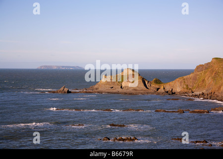 Gezackte, gefährlich, shipwrecking Felsen, aus Hartland Klippen North Devon, mit Lundy Island am Horizont. Stockfoto