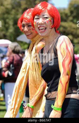 Junge Damen in bester Laune, dem chinesischen Neujahrsfest zu genießen. Stockfoto