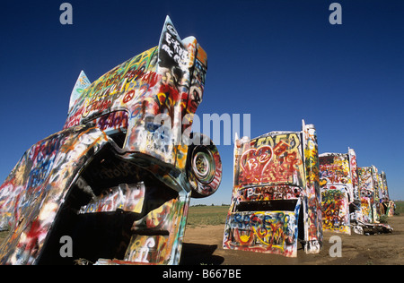 Cadillacs eingebettet im Feld Cadillac Ranch Amarillo Texas uns Stockfoto