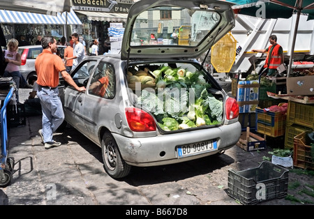 Lokalen Bauern produzieren in den La Pignasecca Straßenmarkt in Montesanto, am westlichen Rand von Neapel Centro Storico Stockfoto