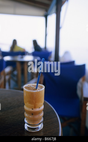 Eine griechische Frappe oder kalt Eis Kaffee in Perdika, Aegina, Griechenland Stockfoto