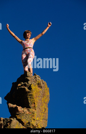 Junge Frau feiert Abschluss eines erfolgreichen Aufstiegs Stockfoto