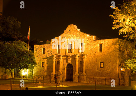 Die Alamo Mission, historischen Schrein Denkmal nachts Alamo Plaza mit dunklem Hintergrund San Antonio Texas TX Stockfoto