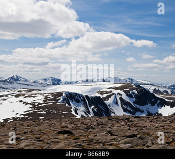 Malerische Aussicht auf die schneebedeckten Berge der Cairngorms vom nahen Gipfel des Cairn Gorm auf der Suche nach Cairn man Schottland Stockfoto