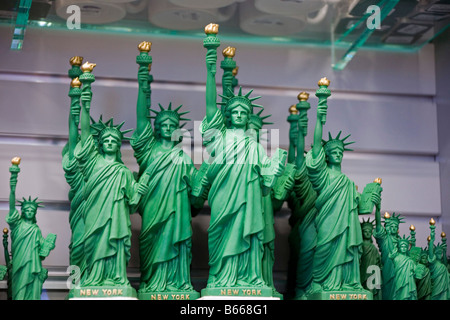 Statue von Liberty Souvenirs im Schaufenster New York Amerika Stockfoto