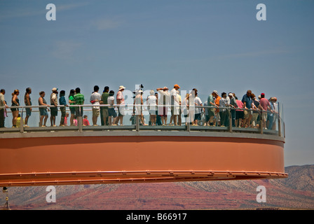 Touristen auf dem Grand Canyon Skywalk, Arizona Stockfoto