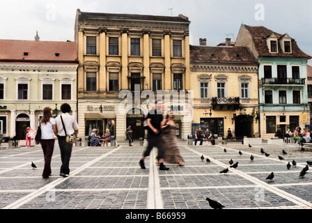 Touristen und einheimische entspannen in Pata Stafalui Hauptplatz Brasov Rumänien Stockfoto